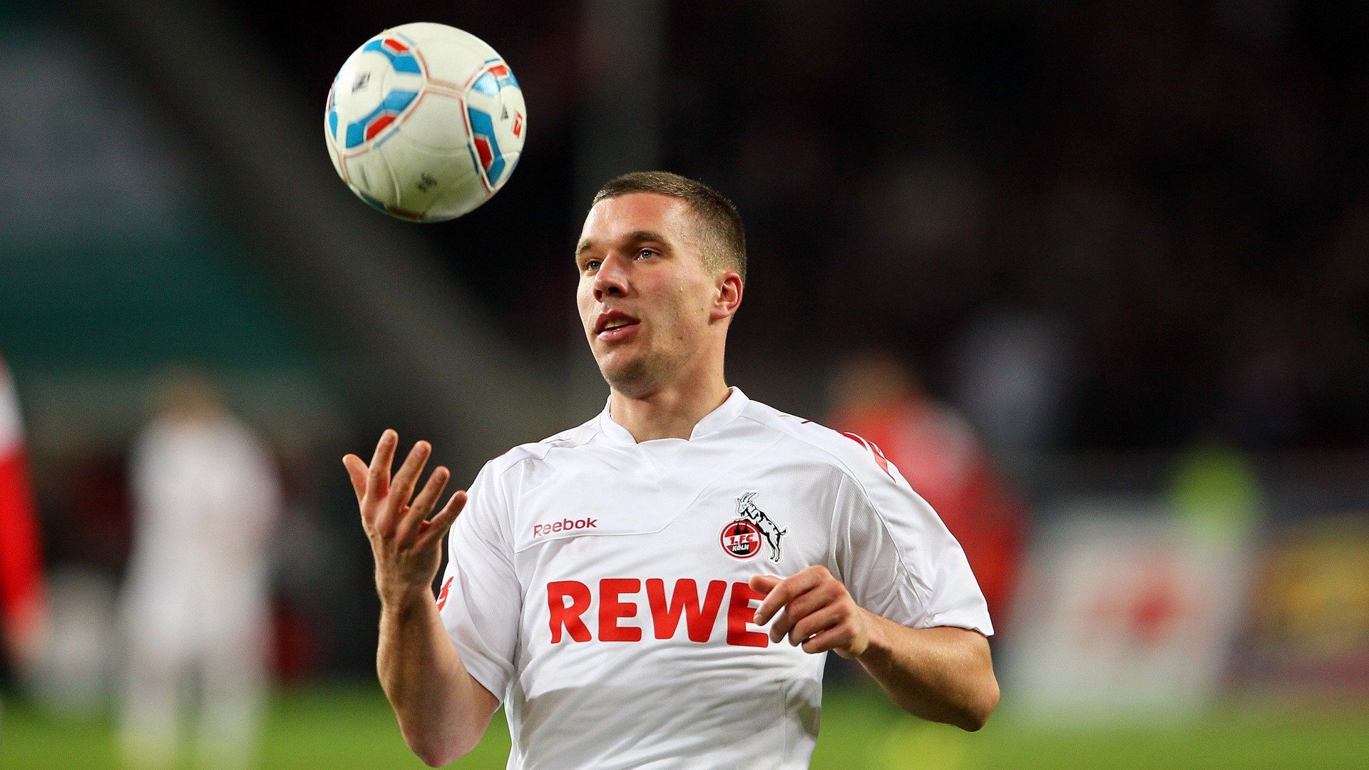 开云体育-绿色战衣：环保标志在欧冠赛场的亮相，环保绿标车是什么车