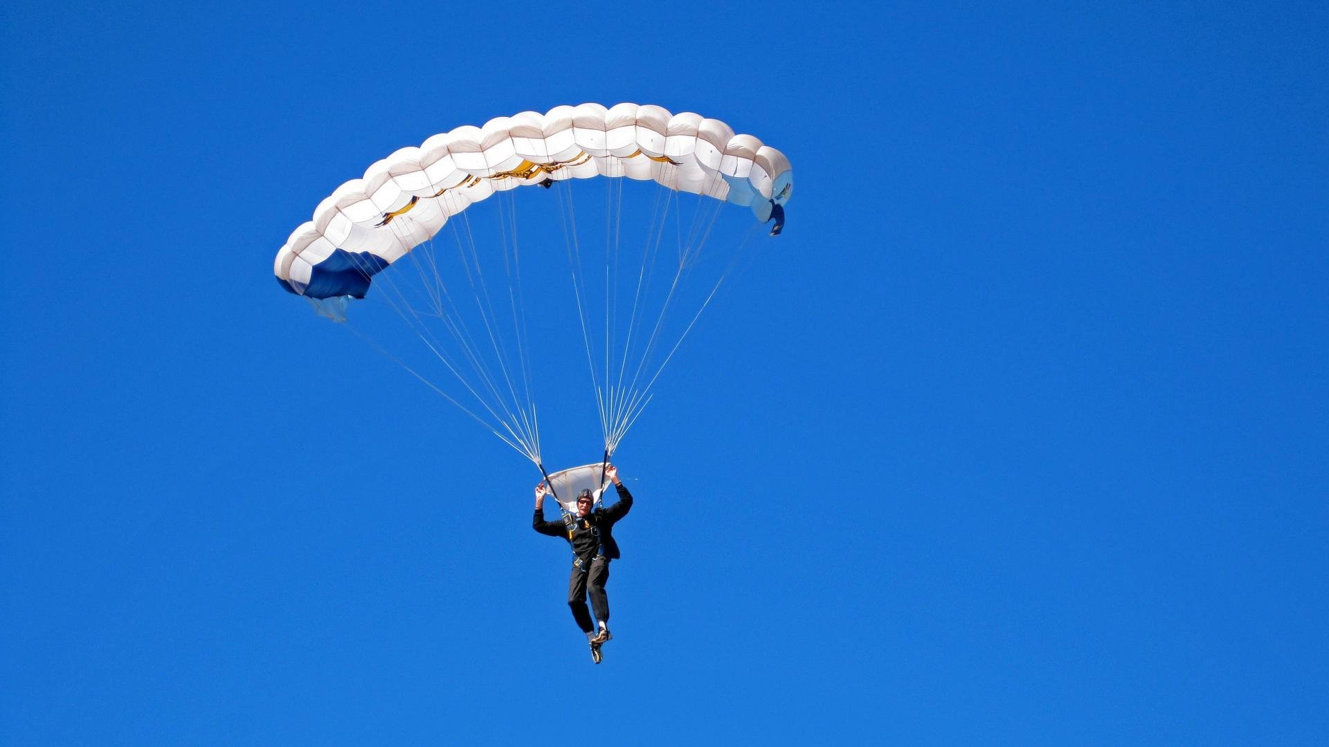 开云全站-香肠派对“荒野生存”挑战，萌系吃鸡点燃夏日激情，香肠派对生存射击手游下载